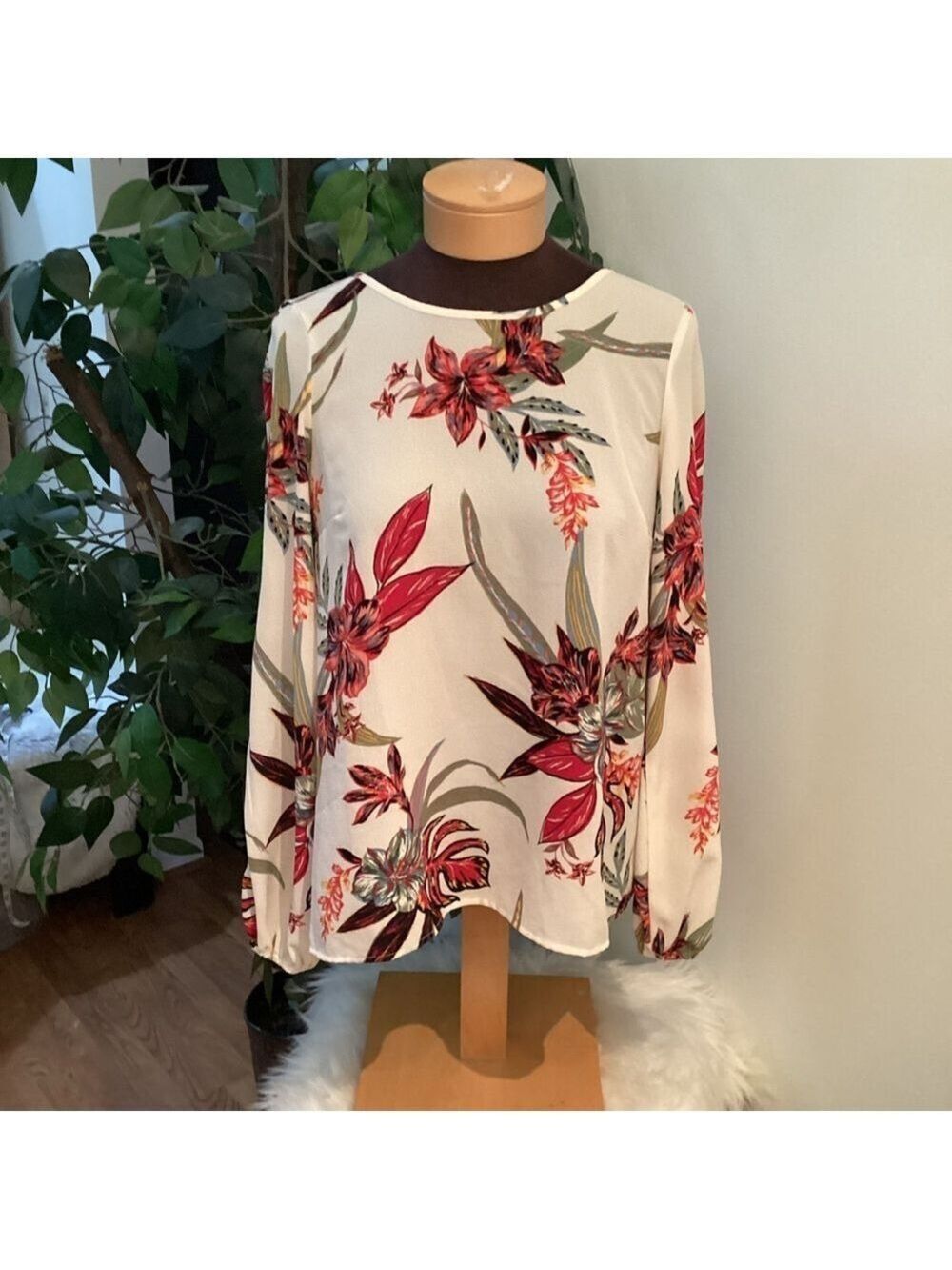 Daytrip floral long sleeve blouse Woman’s size small functional buttons